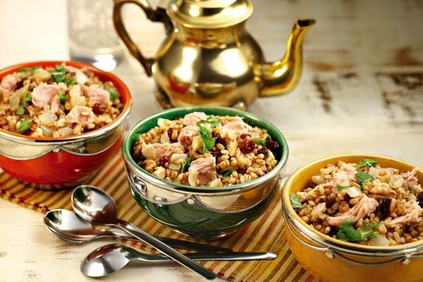 Salada de grãos à moda árabe com atum