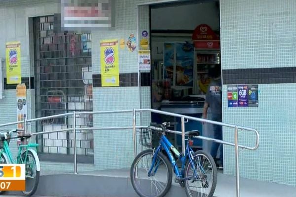 Supermercado é assaltado e 10 pessoas são feitas reféns na Serra