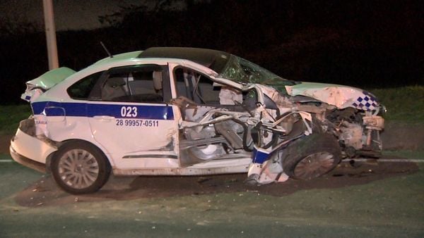 Táxi ficou destruído após ter sido prensado entre caminhão e carreta na BR-101, na Serra, ES