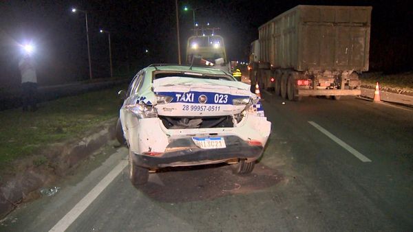 Táxi ficou destruído após ter sido prensado entre caminhão e carreta na BR-101, na Serra, ES