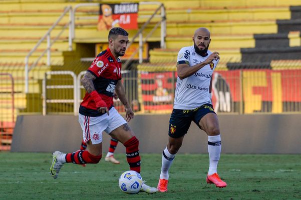 Arrascaeta em jogo do Flamengo contra o Sport