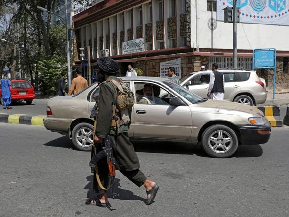 Talibã monta guarda na estrada que leva ao Aeroporto Internacional Hamid Karzai, em Cabul, no Afeganistão por RAHMAT GUL/ASSOCIATED PRESS/ESTADÃO CONTEÚDO