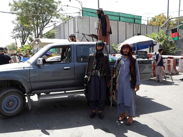 Talibã monta guarda na estrada que leva ao Aeroporto Internacional Hamid Karzai, em Cabul, no Afeganistão por RAHMAT GUL/ASSOCIATED PRESS/ESTADÃO CONTEÚDO
