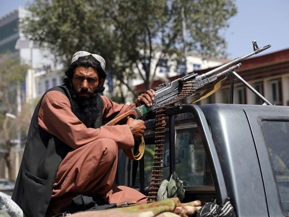 Combatentes do Talibã montam guarda na estrada que leva ao Aeroporto Internacional Hamid Karzai, em Cabul, no Afeganistão por RAHMAT GUL/ASSOCIATED PRESS/ESTADÃO CONTEÚDO