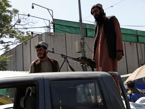 Combatentes do Talibã montam guarda na estrada que leva ao Aeroporto Internacional Hamid Karzai, em Cabul, no Afeganistão por RAHMAT GUL/ASSOCIATED PRESS/ESTADÃO CONTEÚDO