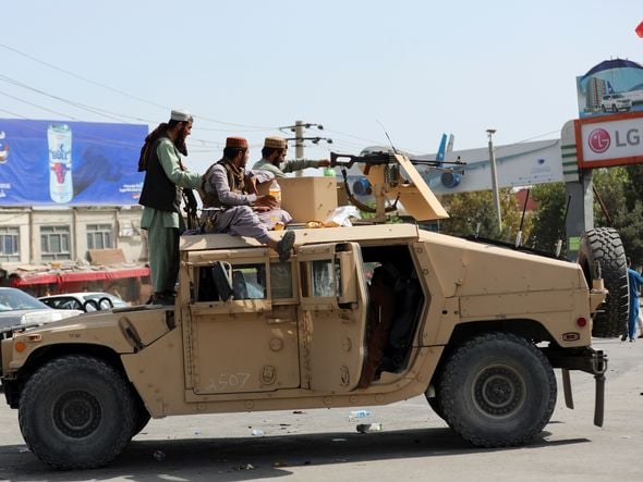 Talibã monta guarda na estrada que leva ao Aeroporto Internacional Hamid Karzai, em Cabul, no Afeganistão por RAHMAT GUL/ASSOCIATED PRESS/ESTADÃO CONTEÚDO