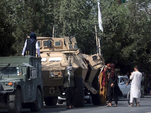 Combatentes do Talibã montam guarda na estrada que leva ao Aeroporto Internacional Hamid Karzai, em Cabul, no Afeganistão por RAHMAT GUL/ASSOCIATED PRESS/ESTADÃO CONTEÚDO