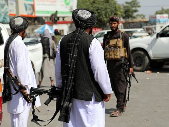 Talibã monta guarda na estrada que leva ao Aeroporto   Internacional Hamid Karzai, em Cabul, no Afeganistão por RAHMAT GUL/ASSOCIATED PRESS/ESTADÃO CONTEÚDO