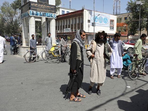 Combatentes do Talibã montam guarda na estrada que leva ao Aeroporto Internacional Hamid Karzai, em Cabul, no Afeganistão por RAHMAT GUL/ASSOCIATED PRESS/ESTADÃO CONTEÚDO