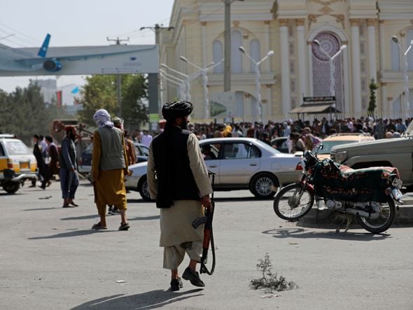Combatentes do Talibã montam guarda na estrada que leva ao Aeroporto Internacional Hamid Karzai, em Cabul, no Afeganistão por RAHMAT GUL/ASSOCIATED PRESS/ESTADÃO CONTEÚDO
