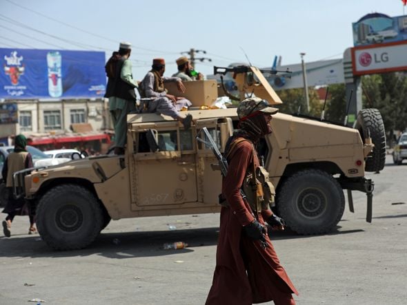 Combatentes do Talibã montam guarda na estrada que leva ao Aeroporto Internacional Hamid Karzai, em Cabul, no Afeganistão por RAHMAT GUL/ASSOCIATED PRESS/ESTADÃO CONTEÚDO