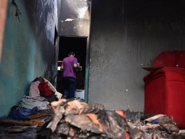 Fotos mostram escombros no interior da casa onde irmãos morreram incendiados na Serra por Fernando Madeira