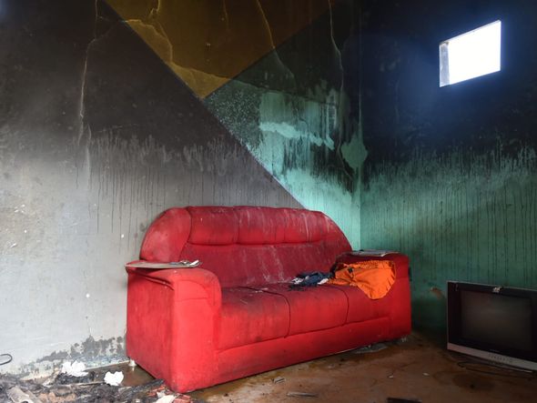 Fotos mostram escombros no interior da casa onde irmãos morreram incendiados na Serra por Fernando Madeira
