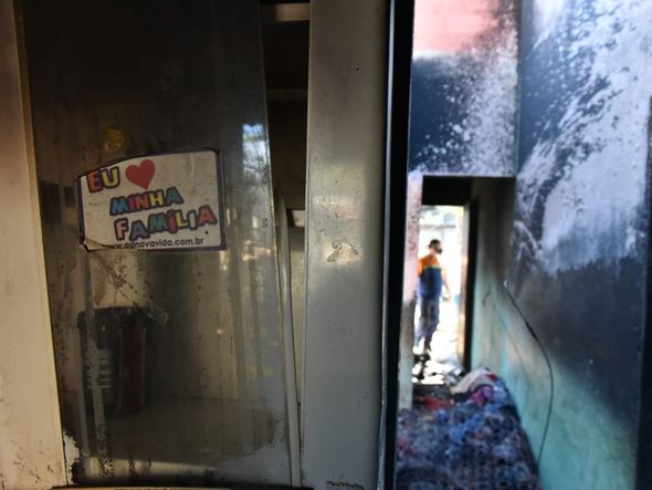 Fotos mostram escombros no interior da casa onde irmãos morreram incendiados na Serra por Fernando Madeira