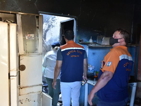 Fotos mostram escombros no interior da casa onde irmãos morreram incendiados na Serra por Fernando Madeira