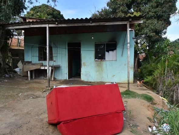 Fotos mostram escombros no interior da casa onde irmãos morreram incendiados na Serra por Fernando Madeira