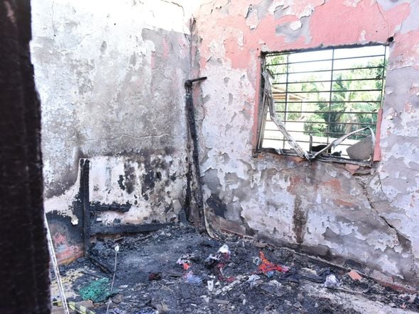 Fotos mostram escombros no interior da casa onde irmãos morreram incendiados na Serra por Fernando Madeira