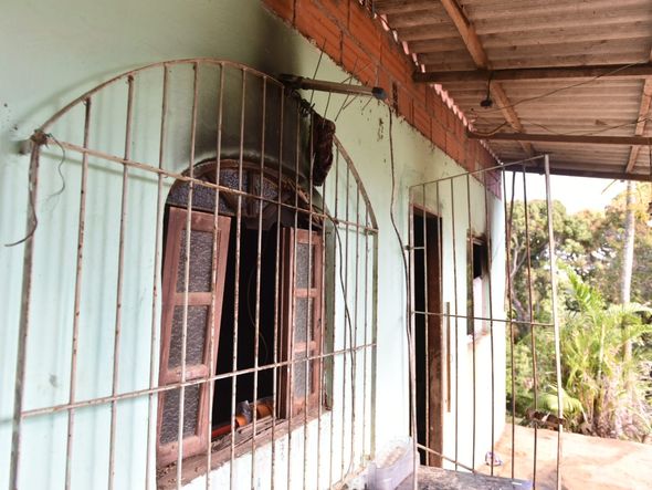 Fotos mostram escombros no interior da casa onde irmãos morreram incendiados na Serra por Fernando Madeira