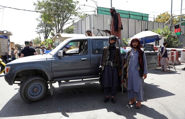 Talibã monta guarda na estrada que leva ao Aeroporto Internacional Hamid Karzai, em Cabul, no Afeganistão por RAHMAT GUL/ASSOCIATED PRESS/ESTADÃO CONTEÚDO