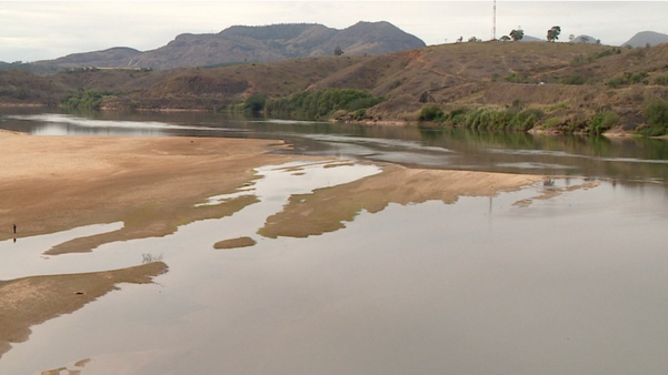 Bancos de areia chamam a atenção no Rio Doce em Colatina