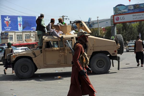 Combatentes do Taleban montam guarda na estrada que leva ao Aeroporto Internacional Hamid Karzai, em Cabul, no Afeganistão