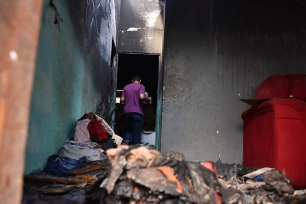 Fotos mostram escombros no interior da casa onde irmãos morreram incendiados na Serra