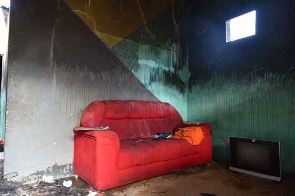 Fotos mostram escombros no interior da casa onde irmãos morreram incendiados na Serra por Fernando Madeira