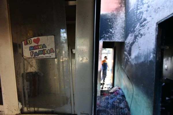 Fotos mostram escombros no interior da casa onde irmãos morreram incendiados na Serra por Fernando Madeira