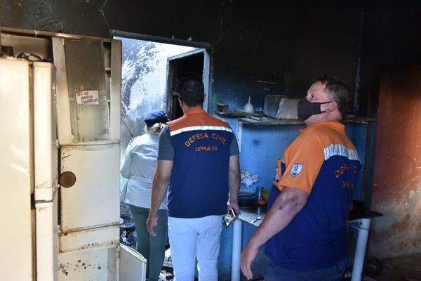 Fotos mostram escombros no interior da casa onde irmãos morreram incendiados na Serra por Fernando Madeira
