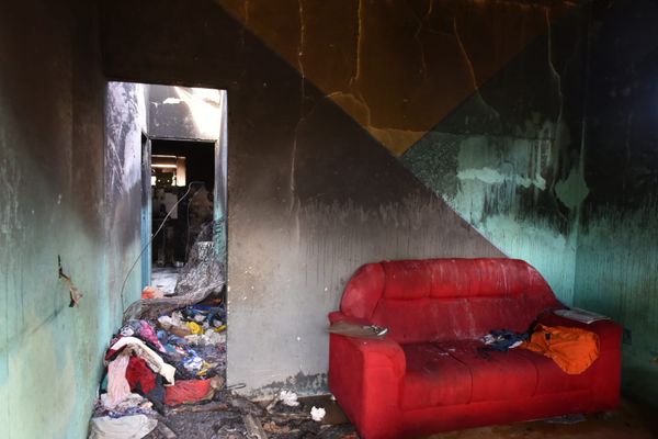 Fotos mostram escombros no interior da casa onde irmãos morreram incendiados na Serra por Fernando Madeira