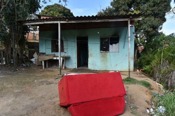 Fotos mostram escombros no interior da casa onde irmãos morreram incendiados na Serra por Fernando Madeira