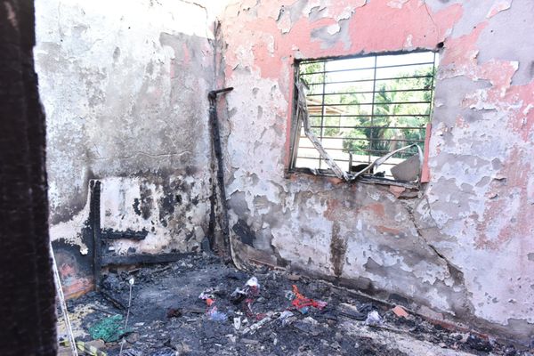 Fotos mostram escombros no interior da casa onde irmãos morreram incendiados na Serra por Fernando Madeira