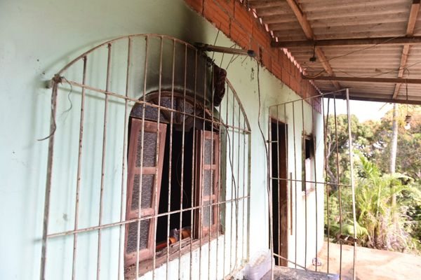 Fotos mostram escombros no interior da casa onde irmãos morreram incendiados na Serra por Fernando Madeira