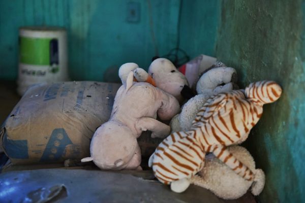 Fotos mostram escombros no interior da casa onde irmãos morreram incendiados na Serra por Fernando Madeira