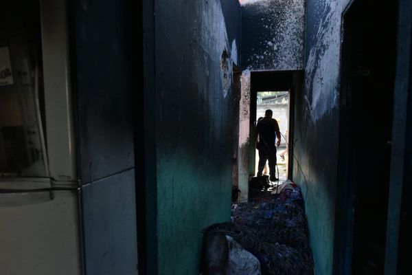 Fotos mostram escombros no interior da casa onde irmãos morreram incendiados na Serra por Fernando Madeira
