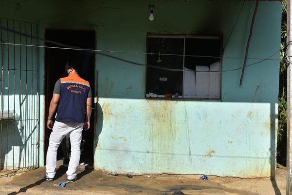 Fotos mostram escombros no interior da casa onde irmãos morreram incendiados na Serra por Fernando Madeira