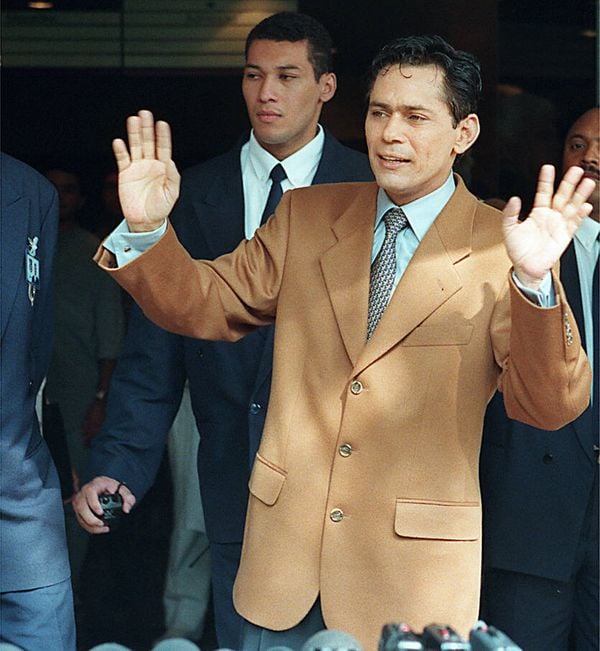 O cantor Leandro, da dupla sertaneja Leandro e Leonardo, acena ao sair do Hospital São Luiz, onde estava internado, em 1998