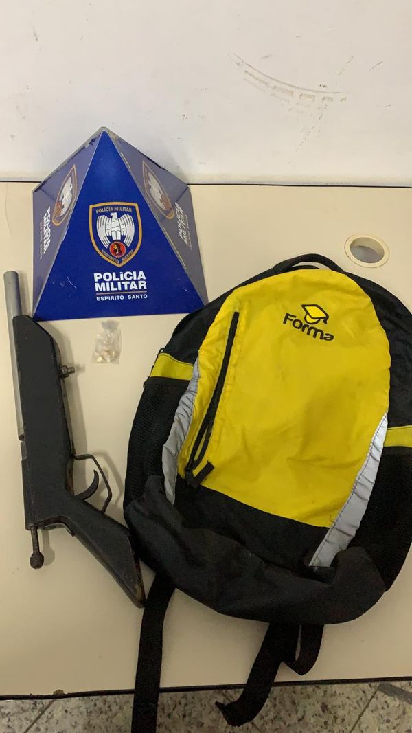 O homem ele entregou cinco pedras de crack e uma arma de fabricação caseira, dentro de uma bolsa