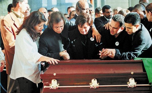 Roberta Miranda, Chitãozinho, Xororó, Luciano e Zezé Di Camarago durante o velório do cantor Leandro, na Assembleia Legislativa