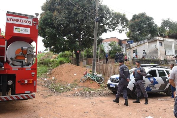 O entorno da residência foi cercado por policiais e bombeiros por Carlos Alberto Silva