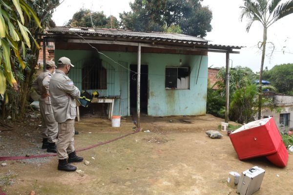 Os bombeiros usaram uma mangueira para levar a água até o cômodo em chamas por Carlos Alberto Silva