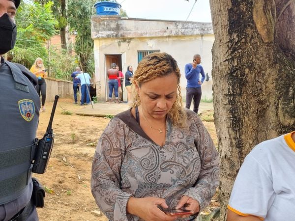 Michele Storch, tia dos meninos, esteve no local onde os sobrinhos morreram no incêndio por José Carlos Schaeffer
