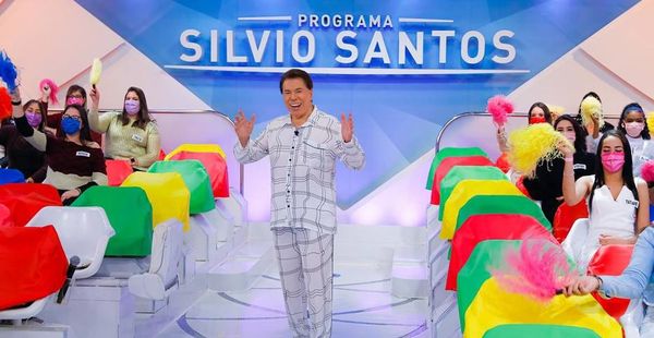 Silvio Santos apareceu de pijama durante o 'Programa Silvio Santos' do Dia dos Pais em 2021