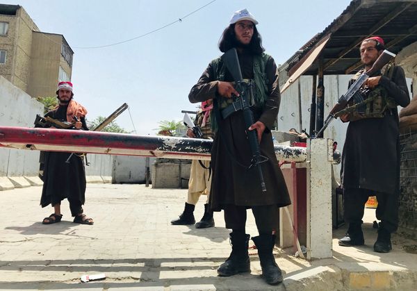 Combatentes do Talibã montam guarda em um posto de controle perto da embaixada dos EUA, que era anteriormente tripulada por tropas americanas, em Cabul, no   Afeganistão, nesta terça-feira, 17 de agosto de 2021