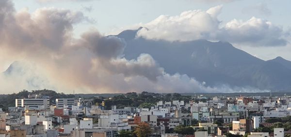 Incêndio atinge área de vegetação na Serra