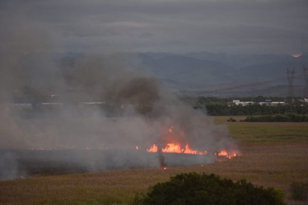 Incêndio atinge área de vegetação na Serra por Fernando Madeira