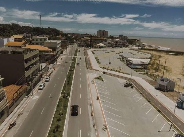 os moradores e frequentadores da Praia Central já podem usufruir de alguns elementos que encontram-se prontos, como a ciclovia ao longo da faixa de intervenção, localizada lateralmente à orla e a calçada. 