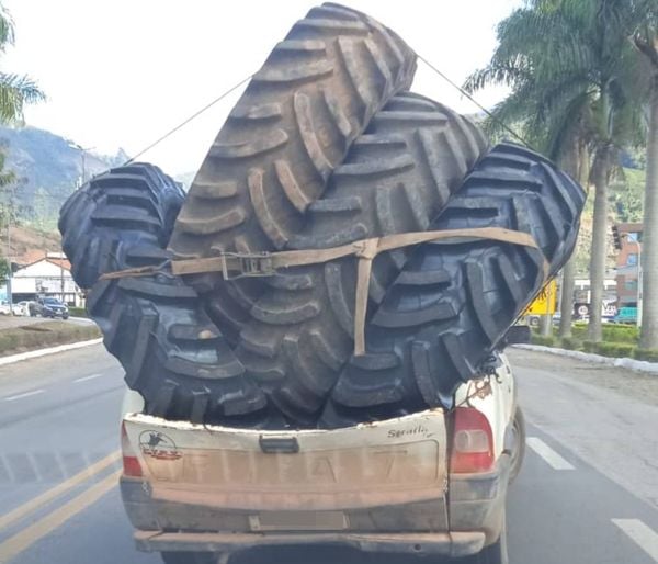 Picape transportando pneus gigantes foi flagrada na BR 262