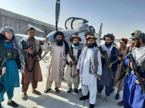 Talibãs posam à frente de um Super Tucano na base aérea de Mazar-i-Sharif, norte afegão