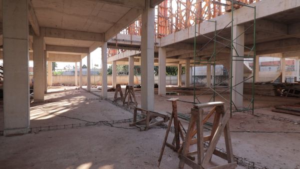 A nova escola terá 2.901,6 m² de área construída, sendo dividida em térreo, 1º e 2º pavimento.